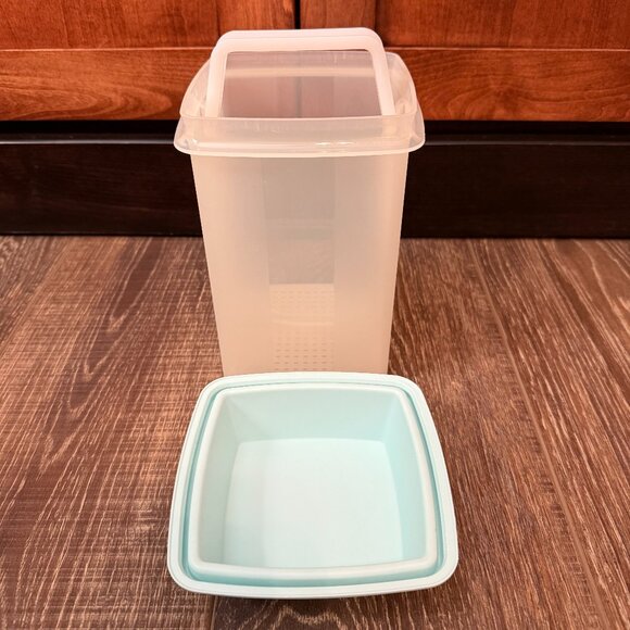 Tupperware Pick-A-Deli Pickle Container - Picture 7 of 16